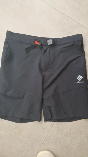 Beau short noir Colombia taille l tres bon etat