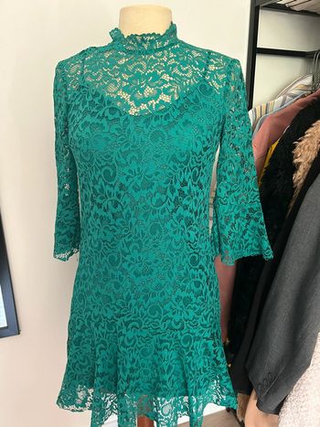 Robe en dentelle manches 3/4 évasées avec dessous bleu canard