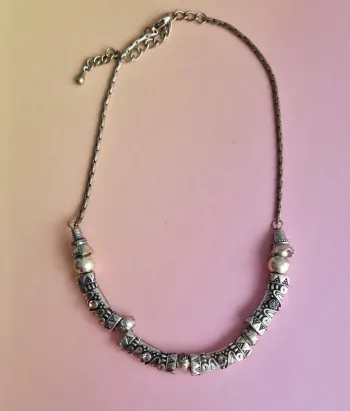 Collier argenté et strass