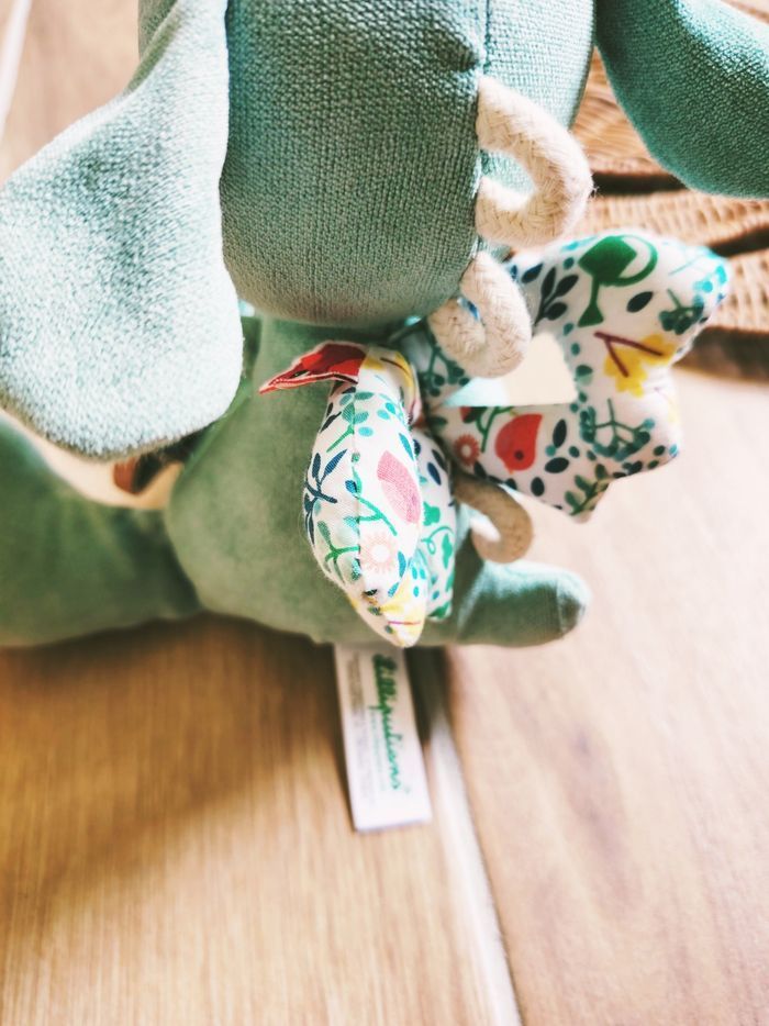 🐉Jouet d'éveil sensoriel - Peluche doudou multi activités Joe Le Dragon - marque Lilliputiens - photo numéro 5