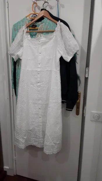 Superbe robe blanche avec broderies neuve avec  étiquette
