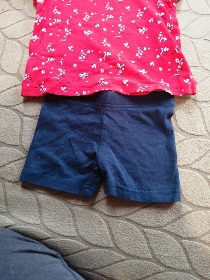 Tee shirt fleuri et petit short - photo numéro 3
