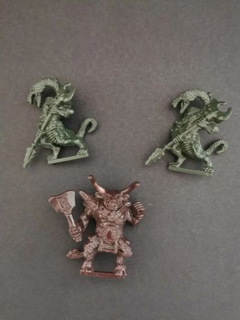 Lot de 3 figurines Dark World  - Village of Fear