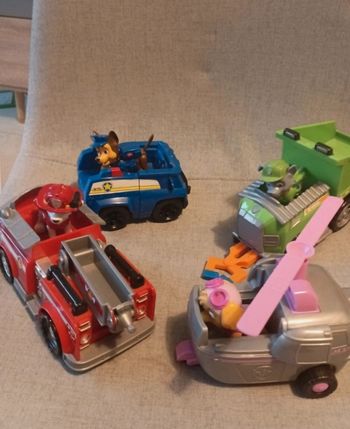 4 véhicules et 4 figurines pat patrouille