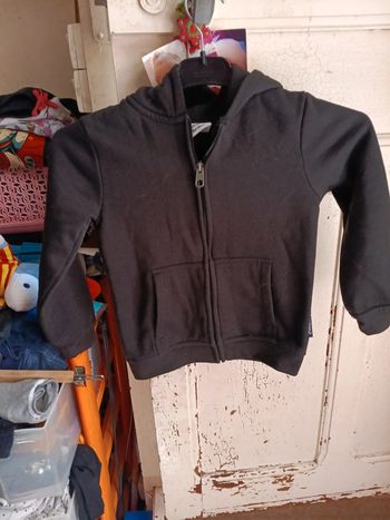 Gilet noir simple à capuche petit 6 ans pas vinted go