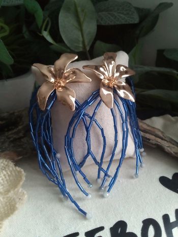 Boucles d'oreilles bohèmes fleurs dorées et bleues