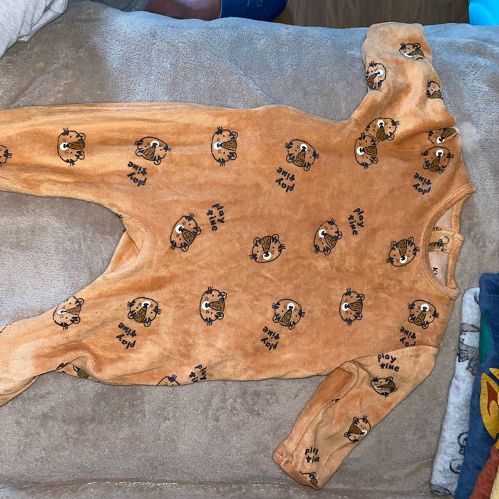 Lot pyjamas velours 6 mois - photo numéro 9