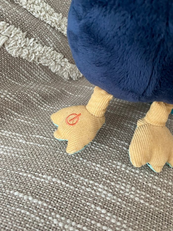 Peluche doudou d’activité 26cm Kaloo Alban le toucan bleu et orange très bon état - photo numéro 4