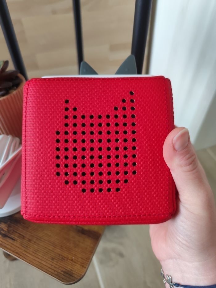 Toniebox rouge avec son chargeur - photo numéro 4