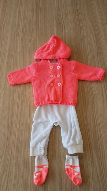 ensemble 3 pieces. gilet, salopette et chaussettes 1 mois