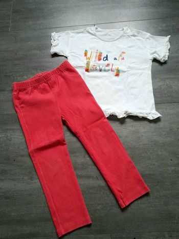 Ensemble pantalon stretch et Tee-shirt manches courtes.