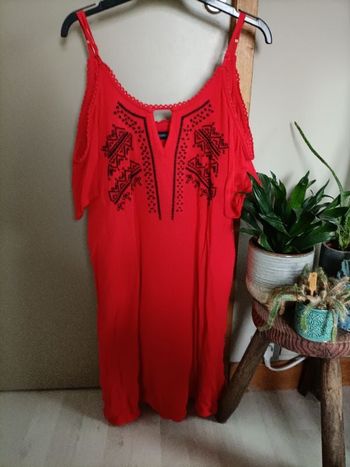 Robe rouge épaules dénudées