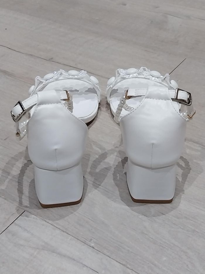 Sandales à talons compensés à bride fleurie et chaîne de perles T.39 - photo numéro 4