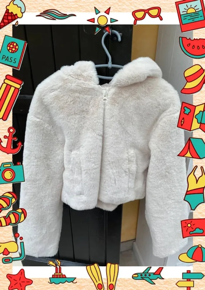 Veste à capuche courte fausse fourrure asos
