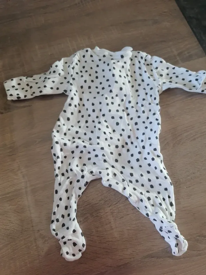 Pyjama grenouillère léger blanc à pois noir 1 mois - photo numéro 2