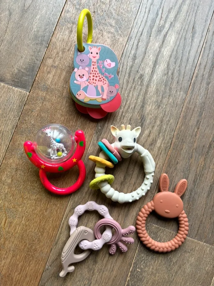 Lot anneaux dentition et hochet Sophie la girafe tbe
