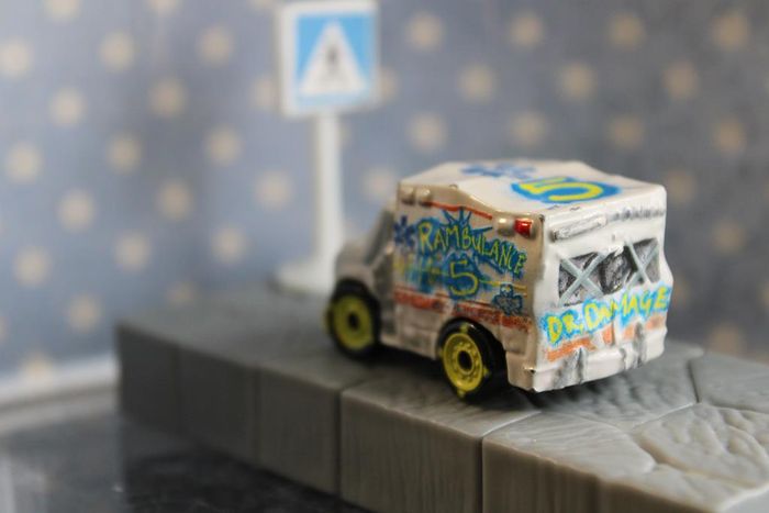 Disney Pixar cars mini racer Dr Damage - photo numéro 3