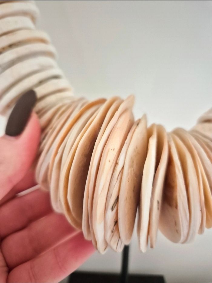 Collier papou en coquillages avec socle - photo numéro 3