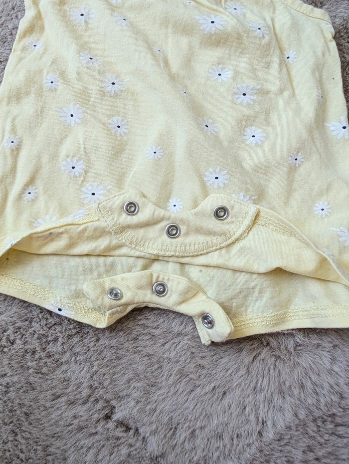 Combishort jaune pâle avec fleur - Kiabi - 3 mois - photo numéro 5