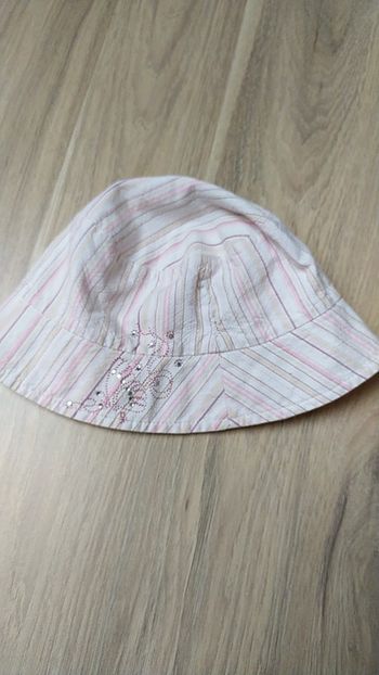 Bob rayé de plusieurs couleurs avec petites strass sur le devant Okaïdi fille