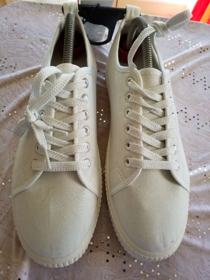 Tennis blanc lacets argenté neuf pointure 40