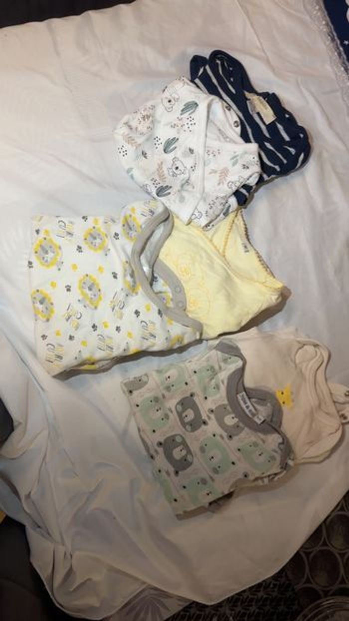 Lot pyjama + bodies 1 mois - photo numéro 7