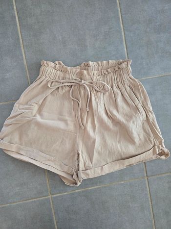 Short beige taille haute