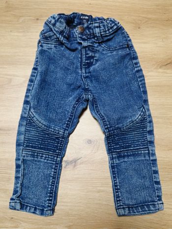 Jeans pour garçon de 18 mois, de couleur bleu marine et en très bon état.