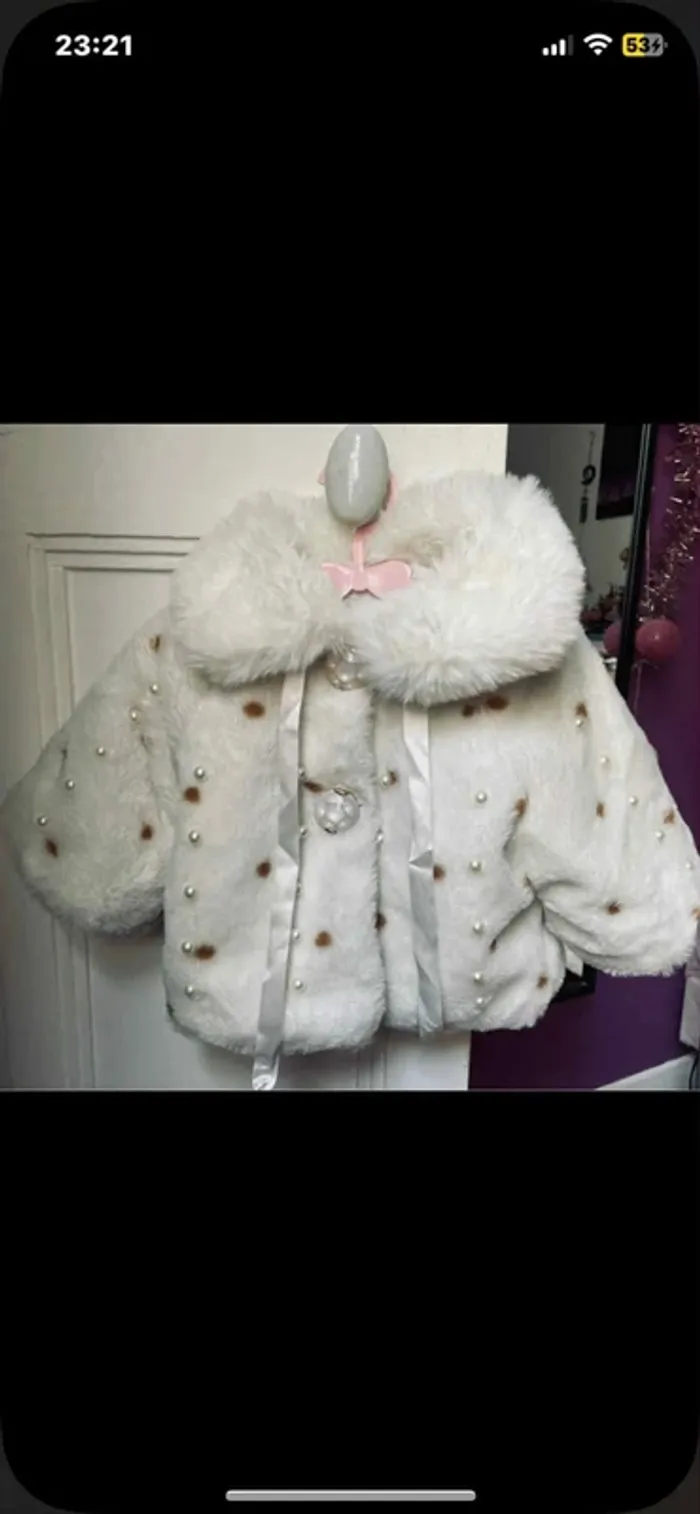 Manteau fausse fourrure avec col