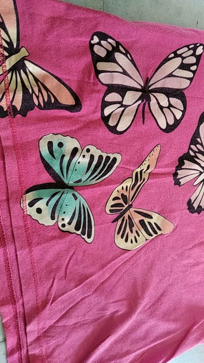 Tee shirt avec papillons Bershka - photo numéro 4