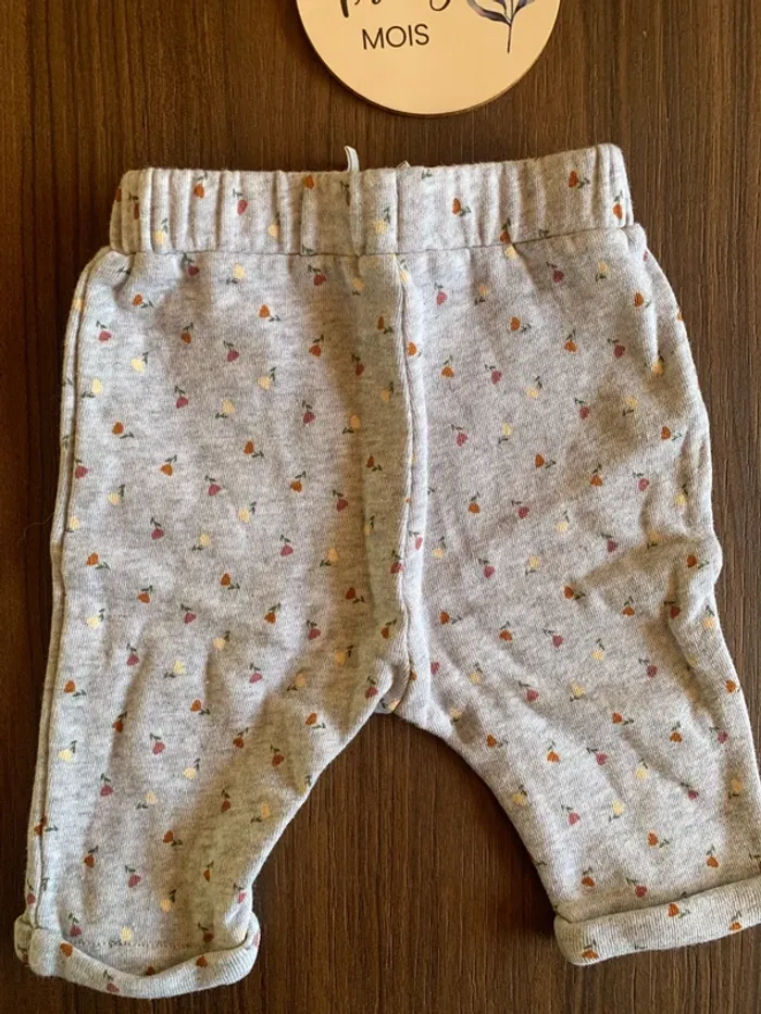 Pantalon fleurs Kiabi 3 mois - photo numéro 5