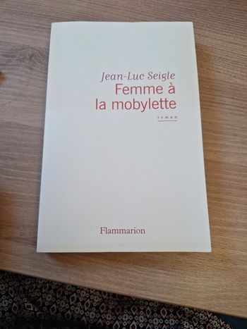 Femme à mobylette