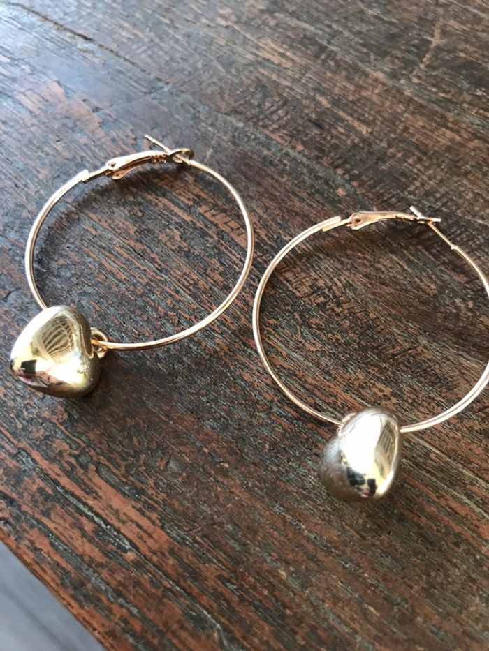 Boucles d’oreilles avec anneaux et cœurs - photo numéro 3