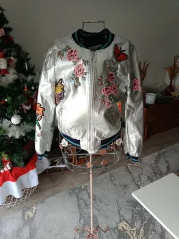Blouson argenté motifs fleurs papillon