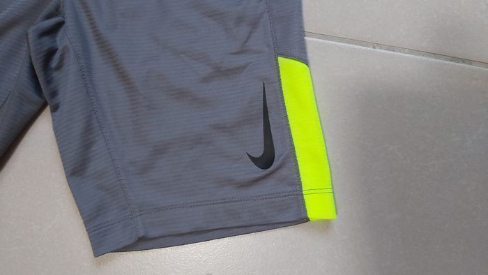 Short Nike Dri-Fit XS 6/8 ans - photo numéro 4