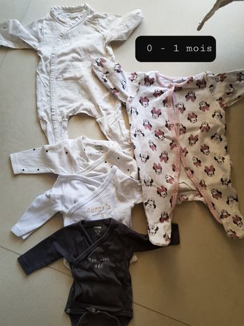 2 pyjamas grenouillères dont 1 Disney et 3 body
