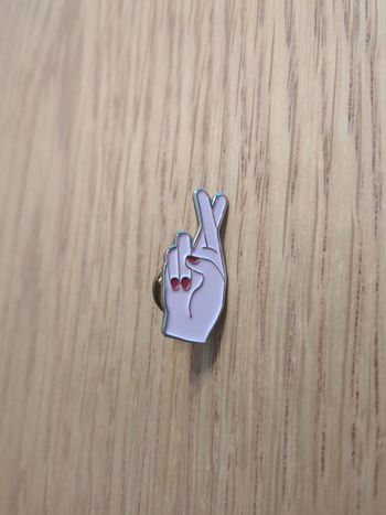 Pin's main de femme