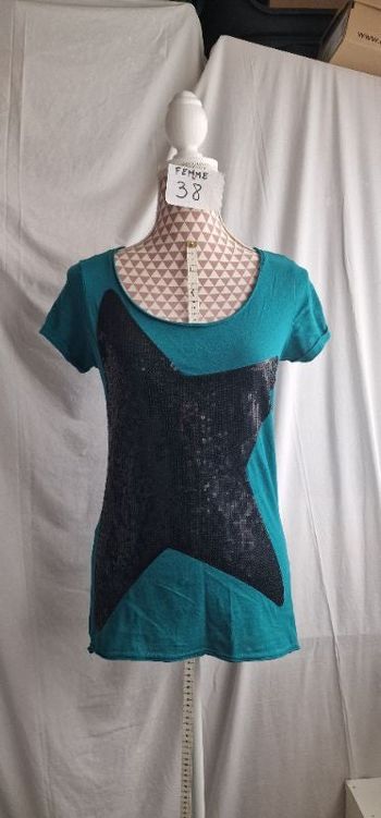 Tee-shirt, vert, à sequins noir, en très très bon état, en coton, longueur 62cm