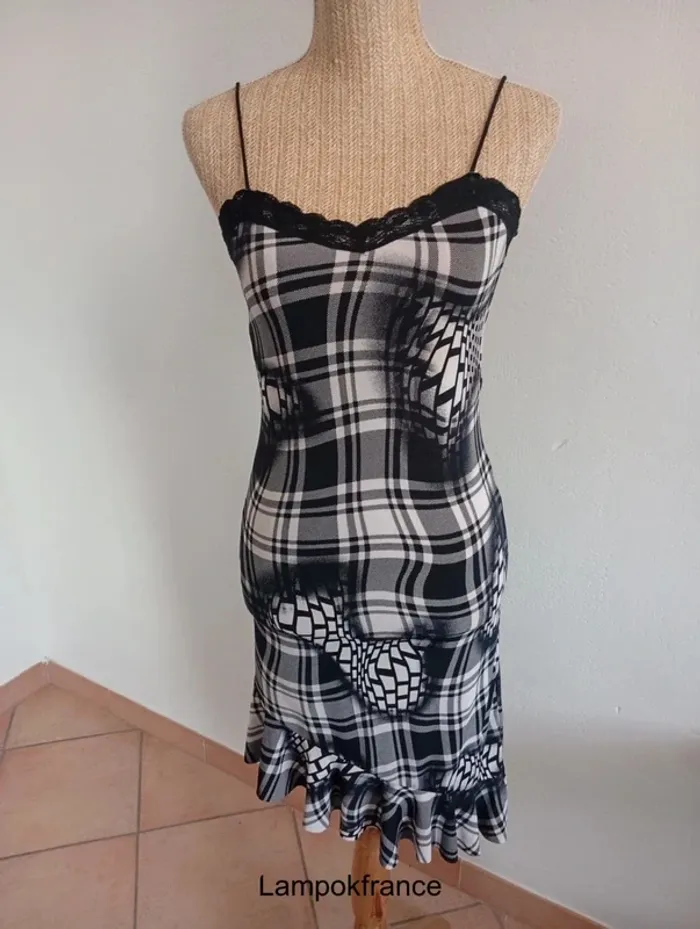 Robe moulante vintage noir et blanc à bretelles fines coupé irrégulière