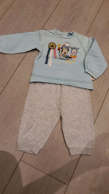 Lot pantalon et tee shirt