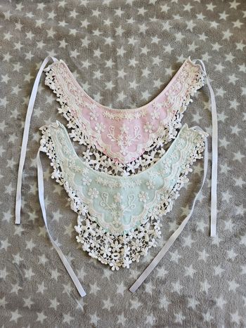 Lot de 2 bavoirs en dentelle