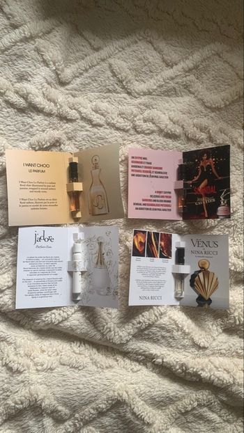 Lot de 4 échantillons de parfum femme
