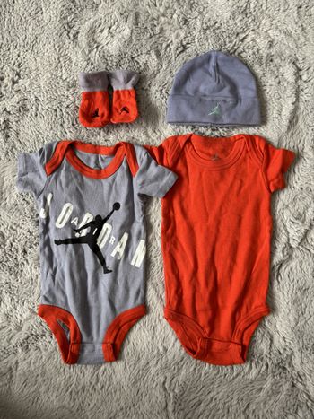 Lot de 2 bodies Jordan taille 0/6 mois Très bon état