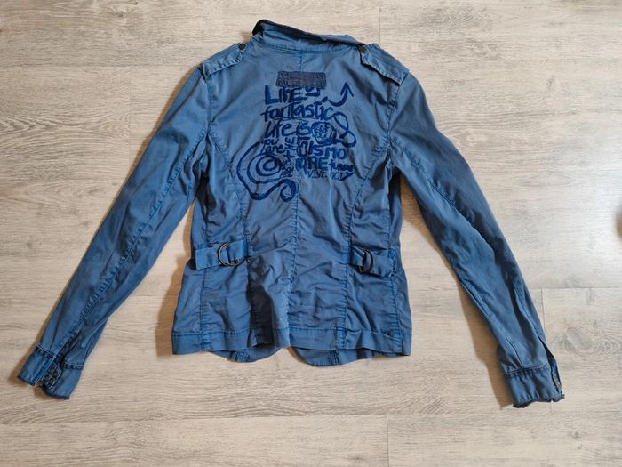 Veste courte bleue desigual indiquée taille 36 mais convient mieux à un 34 - photo numéro 3