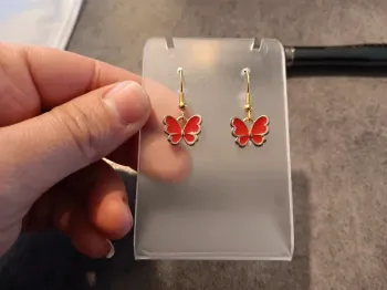 Boucle d'oreille papillon rouge doré
