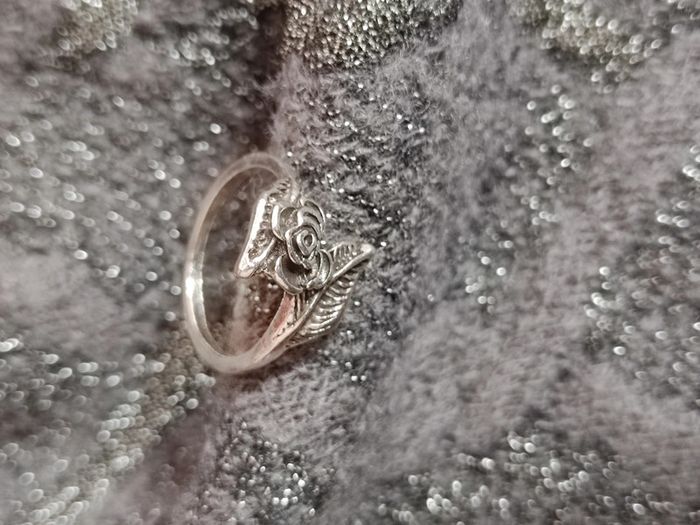 Bague argentée - rose feuille enroulée - Neuve - photo numéro 4