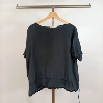 Tshirt noir en Soie - manches courtes, broderies et lien à la taille taille 36 A577