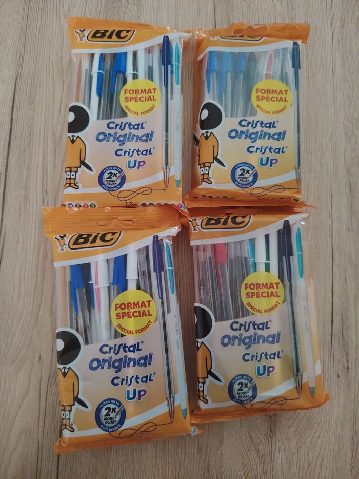 Lot de 4 paquets de 27 stylos cristal bic