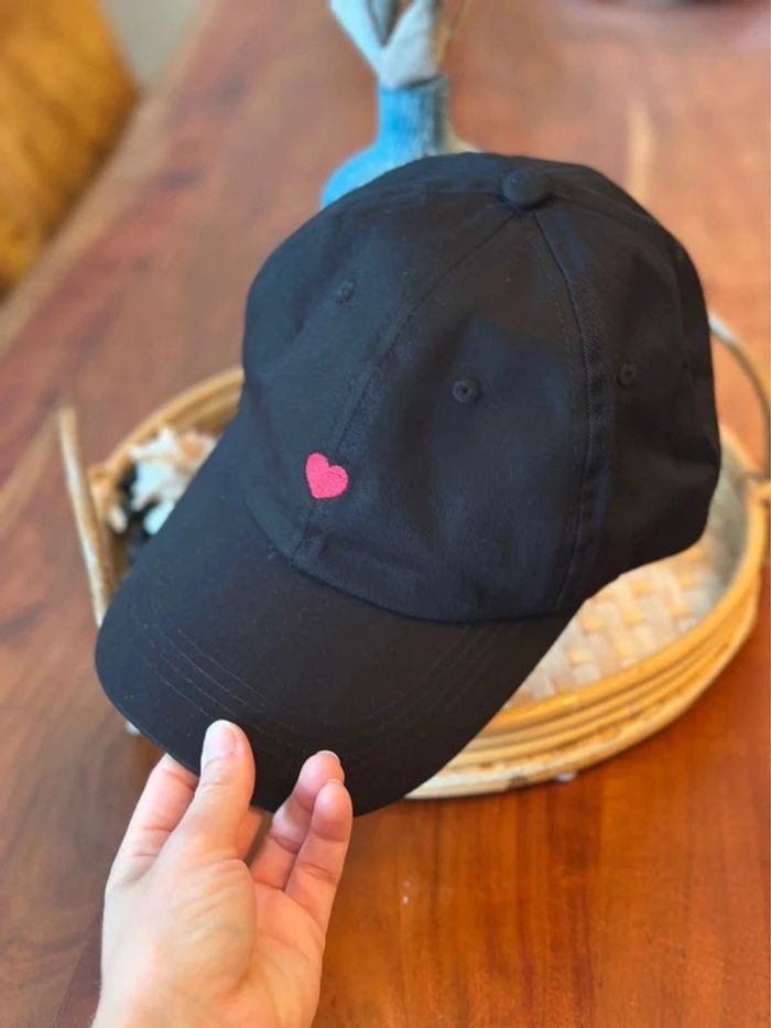 🖤 Casquette noire unisexe en coton – cœur brodé rose – Neuve - photo numéro 3