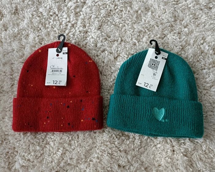 2 bonnets camaïeu en taille unique (1 vert et 1 rouge)